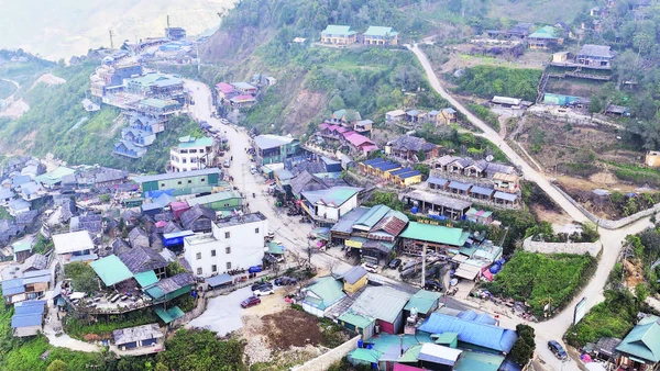 Đường giao thông tại khu trung tâm xã Tà Xùa đến các bản đã được trải nhựa và bê-tông.