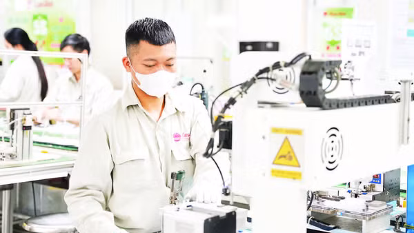 Hoạt động sản xuất tại Công ty cổ phần Bóng đèn, Phích nước Rạng Đông.