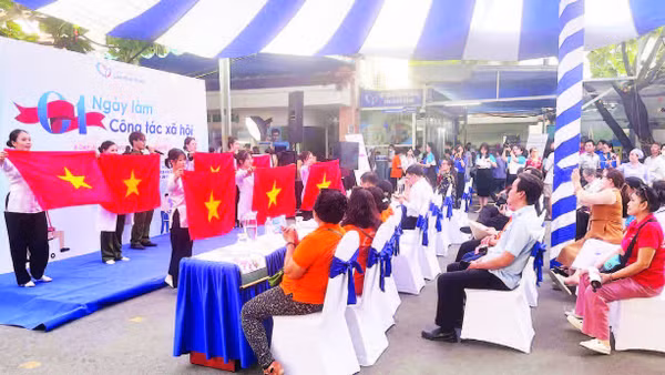 Nhân viên công tác xã hội tại Bệnh viện đa khoa Lãnh Binh Thăng biểu diễn văn nghệ phục vụ người bệnh dịp kỷ niệm 10 năm Ngày Công tác xã hội Việt Nam (25/3/2016 - 25/3/2026).