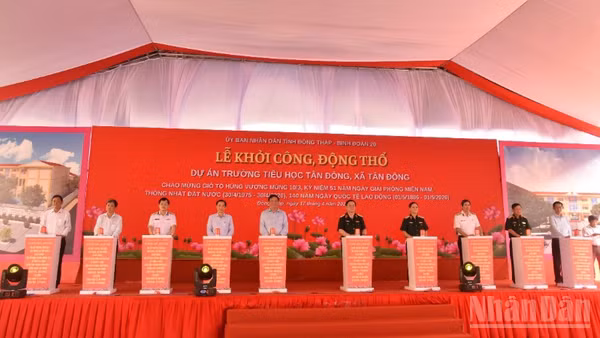 Nghi thức lễ khởi công, động thổ xây dựng Trường Tiểu học Tân Đông.