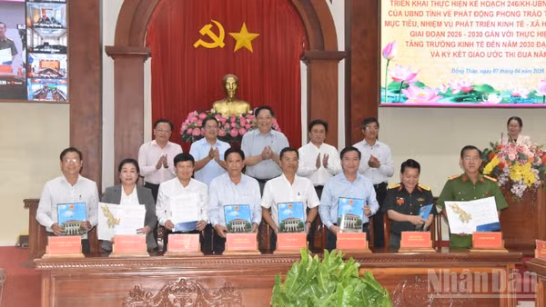 Các sở, ngành và đơn vị trên địa bàn tỉnh Đồng Tháp ký kết thi đua đạt mục tiêu tăng trưởng hai con số.