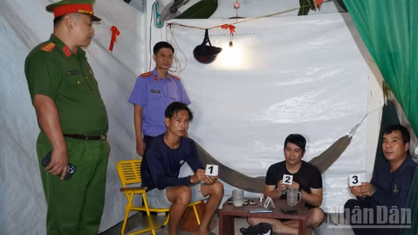 Các đơn vị chức năng làm việc với 3 bị can đang tổ chức sử dụng trái phép chất ma túy. 