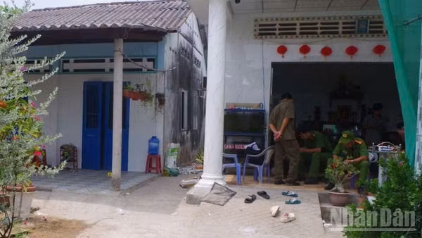 Công an xã Tân Hương xác minh, điều tra tại hiện trường vụ việc.