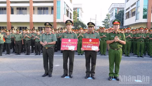 Giám đốc Công an tỉnh Đồng Tháp Lâm Phước Nguyễn và Phó Giám đốc Công an tỉnh Đồng Tháp Trần Văn Tròn trao thưởng của Ủy ban nhân dân tỉnh Đồng Tháp cho các tập thể.