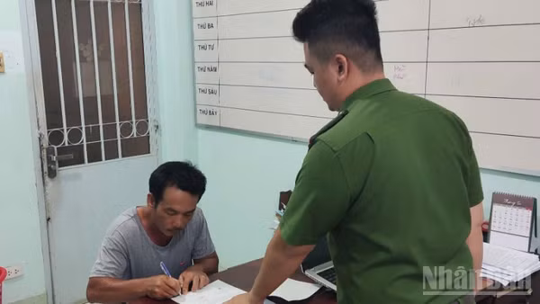 Nguyễn Văn Tuấn tại cơ quan công an.