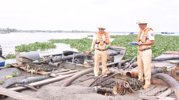 Lực lượng làm nhiệm vụ tiến hành đo đạc, xác định khối lượng cát trên phương tiện vi phạm.