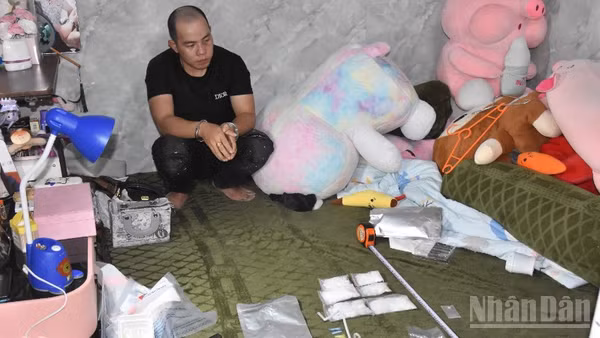 Nguyễn Công Tấn và số ma túy thu giữ tại nơi ở của đối tượng. 