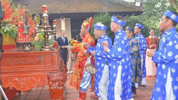 Các bô lão Đình Lạc Giao dâng hương tưởng niệm các chiến sĩ Nam tiến hy sinh và đồng bào Lạc Giao tử nạn năm Ất Dậu 1945.