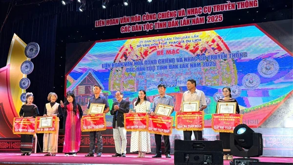 Ban tổ chức liên hoan trao giải cho các đoàn đạt giải.