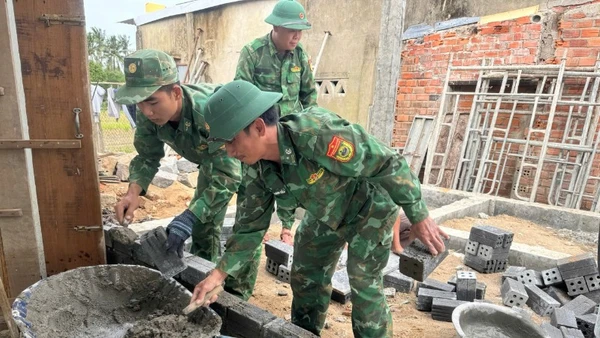 Thiếu tá Nguyễn Thanh Diễn cùng đồng đội trực tiếp xây tường, dựng lại mái ấm cho gia đình anh Trần Thế Lâm bị thiệt hại do mưa lũ.