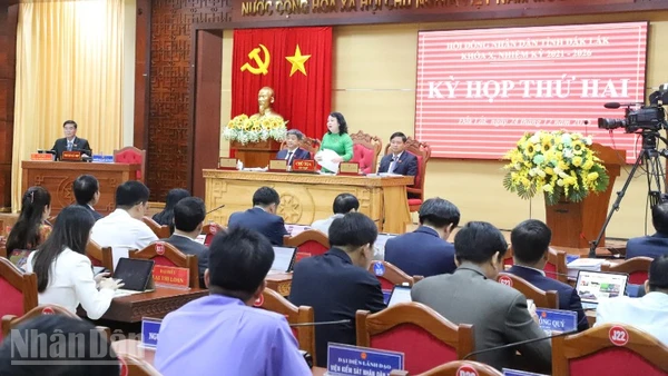 Các đại biểu thảo luận tại kỳ họp.