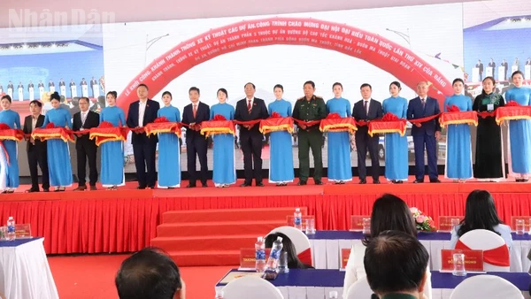 Phó Chủ tịch Quốc hội Trần Quang Phương và các đại biểu bắt băng khánh thành Dự án đầu tư xây dựng đường Hồ Chí Minh đoạn tránh phía đông thành phố Buôn Ma Thuột và thông xe kỹ thuật Dự án thành phần 3 Dự án đầu tư xây dựng đường bộ cao tốc Khánh Hòa-Buôn Ma Thuột.