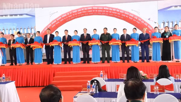 Phó Chủ tịch Quốc hội Trần Quang Phương và các đại biểu bắt băng khánh thành Dự án đầu tư xây dựng đường Hồ Chí Minh đoạn tránh phía đông thành phố Buôn Ma Thuột và thông xe kỹ thuật Dự án thành phần 3 Dự án đầu tư xây dựng đường bộ cao tốc Khánh Hòa-Buôn Ma Thuột.