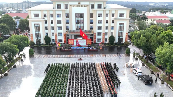 Quang cảnh buổi lễ ra quân.