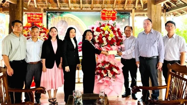  Phó Bí thư Thường trực Tỉnh ủy, Chủ tịch Hội đồng nhân dân tỉnh Đắk Lắk Cao Thị Hòa An và đoàn công tác đến thăm, chúc mừng linh mục Trương Minh Thái, Hạt trưởng Tuy Hòa, Chánh xứ Giáo xứ Sông Hinh, xã Sông Hinh, tỉnh Đắk Lắk. (Ảnh: CTV)