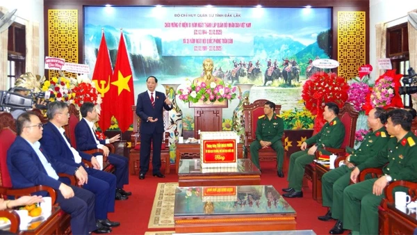 Phó Chủ tịch Quốc hội Trần Quang Phương làm việc với Bộ Chỉ huy quân sự tỉnh Đắk Lắk.