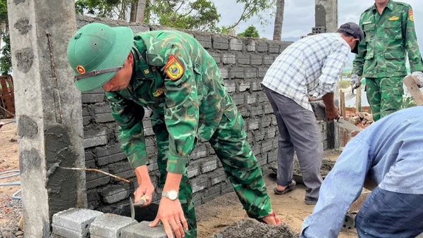 Cán bộ, chiến sĩ Đồn Biên phòng Xuân Hòa tham gia xây mới nhà ở cho gia đình chị Phạm Tôn Nữ Lệ Kiều.