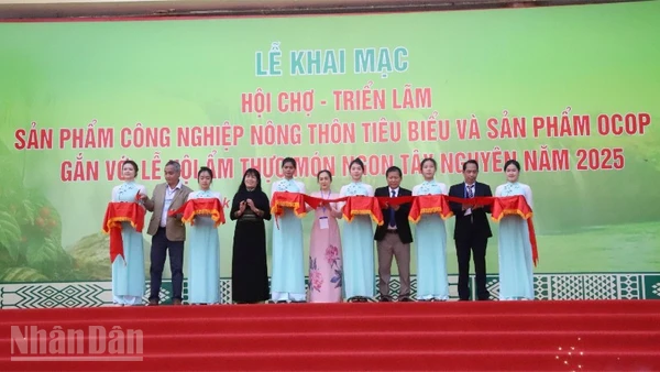 Lãnh đạo Sở Công thương tỉnh Đắk Lắk và các đại biểu cắt băng khai trương hội chợ-triển lãm.