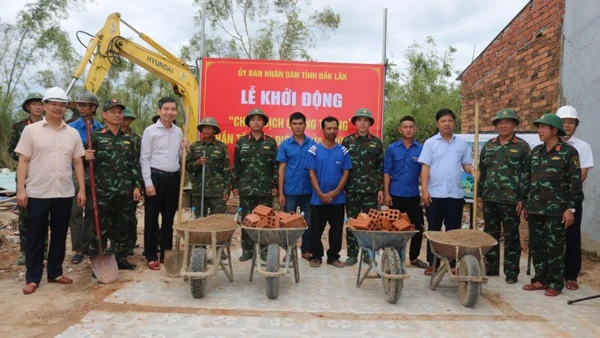 Các đồng chí lãnh đạo tỉnh Đắk Lắk cùng các đơn vị thi công và nhân dân tại lễ khởi động.