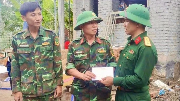 Đại tá Trần Quang Tâm, Phó Chỉ huy trưởng Bộ Chỉ huy Quân sự tỉnh thăm, động viên và tặng quà các lực lượng đang trực tiếp tham gia xây dựng, sửa chữa nhà ở cho nhân dân trong “Chiến dịch Quang Trung” tại xã Hòa Thịnh. Ảnh: CTV.