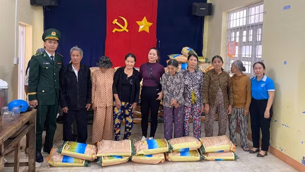 Cán bộ, chiến sĩ Đồn Biên phòng Xuân Đài trao lúa giống cho bà con nhân dân.