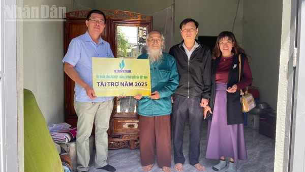 Được sự ủy quyền của lãnh đạo Báo Nhân Dân và PetroVietnam, nhà báo Nguyễn Công Lý, Trưởng văn phòng đại diện Báo Nhân Dân tại Đắk Lắk trao tặng nhà Đại đoàn kết cho hộ ông Hộ ông Nguyễn Như Ý, ở thôn 4, xã M’Drắk.