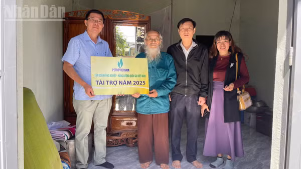 Được sự ủy quyền của lãnh đạo Báo Nhân Dân và PetroVietnam, nhà báo Nguyễn Công Lý, Trưởng văn phòng đại diện Báo Nhân Dân tại Đắk Lắk trao tặng nhà Đại đoàn kết cho hộ ông Hộ ông Nguyễn Như Ý, ở thôn 4, xã M’Drắk.