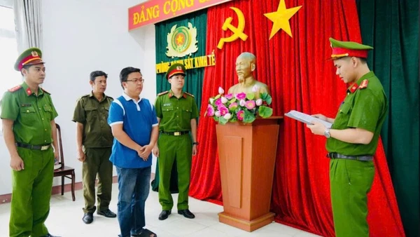 Cơ quan Cảnh sát điều tra, Công an tỉnh Đắk Lắk thi hành lệnh bắt bị can để tạm giam đối với Võ Thái Huy. (Ảnh: Cơ quan Cảnh sát điều tra)