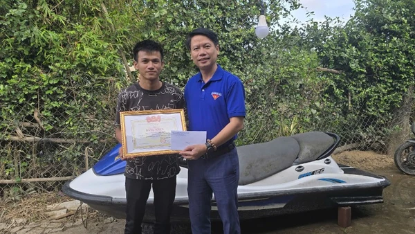 Anh Lương Minh Tùng, Phó Chủ tịch Ủy ban Mặt trận Tổ quốc Việt Nam tỉnh, Bí thư Tỉnh đoàn Đắk Lắk trao tặng Bằng khen của Ban Chấp hành Tỉnh đoàn Đắk Lắk cho anh Nguyễn Văn Minh. 