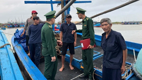 Lực lượng Đồn Biên phòng Tuy Hòa tiếp nhận 3 ngư dân vào cảng cá Đông Tác.