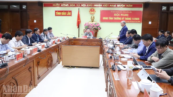 Quang cảnh hội nghị thường kỳ đánh giá tình hình kinh tế-xã hội, bảo đảm quốc phòng, an ninh tháng 11/2025 của Ủy ban nhân dân tỉnh Đắk Lắk.