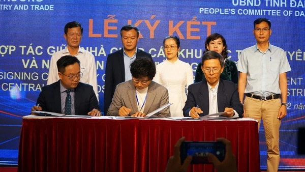 Các hiệp hội, doanh nghiệp tỉnh Đắk Lắk ký kết hợp tác tiêu thụ nông sản với các doanh nghiệp nước ngoài.
