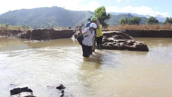 Tuyến đường dẫn vào khu sản xuất Bầu Dộp, xã Krông Bông, tỉnh Đắk Lắk bị sạt lở nghiêm trọng khiến lối đi chính của hàng trăm hộ dân bị chia cắt hoàn toàn. 