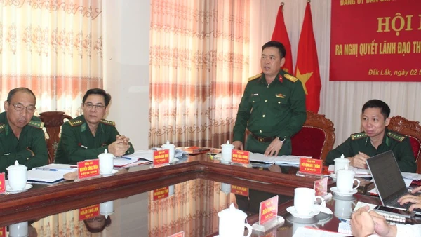 Đại tá Đinh Văn Hưng, Tỉnh ủy viên, Phó Bí thư Thường trực Đảng ủy, Chính ủy Bộ Chỉ huy Quân sự tỉnh Đắk Lắk phát biểu chỉ đạo hội nghị.
