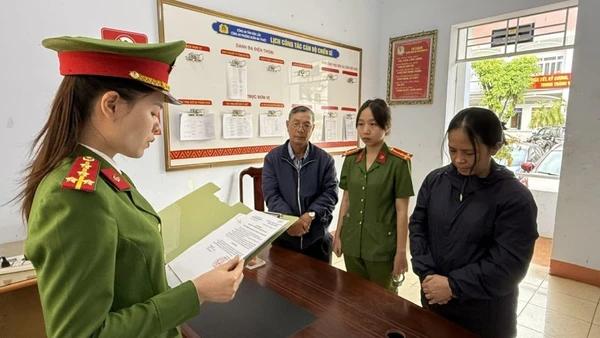 Cơ quan điều tra tống đạt các quyết định tố tụng đối với bị can Đoàn Uyên Thao. (Ảnh: CTV)