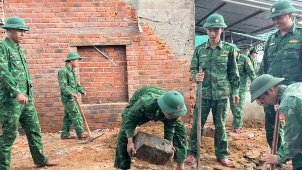 Cán bộ, chiến sĩ Đồn Biên phòng Hòa Hiệp Nam đang thi công phần móng cho gia đình ông Trần Thế Lâm ở phường Hòa Hiệp.