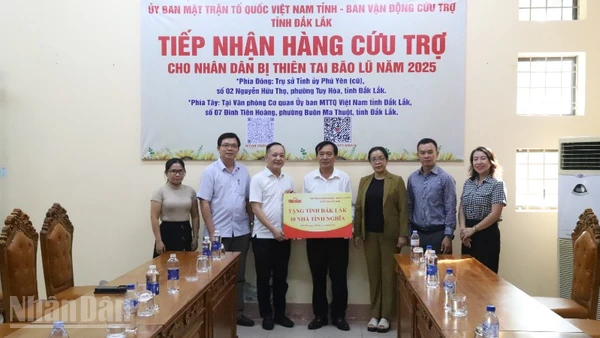 Đại diện Báo Nhân Dân trao kinh phí hỗ trợ cho tỉnh Đắk Lắk để xây dựng 10 căn nhà tình nghĩa cho các hộ dân bị ảnh hưởng bởi thiên tai trong đợt bão, lũ vừa qua.