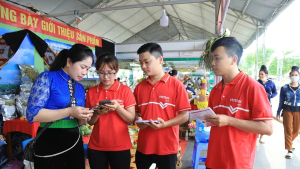 Ở các vùng nông thôn và nhóm dân cư yếu thế chưa được tiếp cận đầy đủ với các dịch vụ ngân hàng, fintech nổi lên như một giải pháp có ý nghĩa. (Ảnh LUYỆN NGỌC TUẤN) 