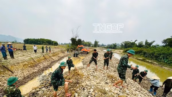 Cán bộ, chiến sĩ Đại đội 1, Tiểu đoàn 1 phối hợp với cấp ủy, chính quyền địa phương xã Đại Từ triển khai kè bờ suối, khắc phục tình trạng sạt lở dọc suối Cái.