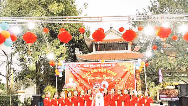 Nhiều câu lạc bộ dân ca, dân vũ được thành lập, giao lưu đã tạo nên không khí tươi mới cho làng quê và phố xá hôm nay.