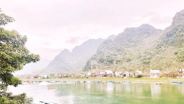 Làng du lịch ven sông Son ở xã Phong Nha. Ảnh: San Lê 