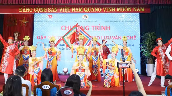 Công đoàn phường Việt Trì (Phú Thọ) phối hợp Đoàn Thanh niên và Hội Liên hiệp Phụ nữ phường tổ chức chương trình gặp mặt, trao quà và giao lưu văn nghệ.