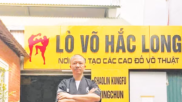 Võ sư, họa sĩ Hắc Long tại võ đường tư gia.