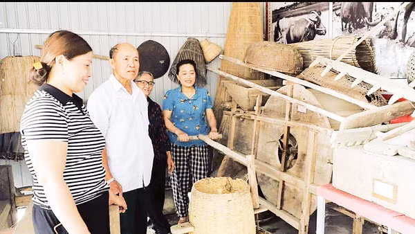 Đồ dùng sinh hoạt và nông cụ sản xuất trưng bày tại nhà văn hóa cộng đồng thôn Thượng Phú, xã Thạch Lạc. Ảnh: Hương Ly