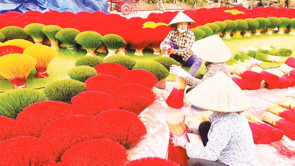 Làm tăm hương ở làng nghề Quảng Phú Cầu.