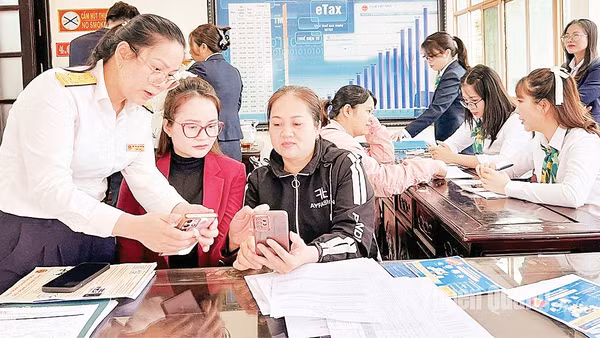 Cán bộ thuế tỉnh Tuyên Quang tuyên truyền, hỗ trợ người nộp thuế cài đặt và sử dụng ứng dụng eTax Mobile, hóa đơn điện tử khởi tạo từ máy tính tiền.