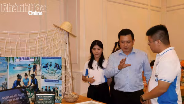 Các đại biểu tham quan mô hình khởi nghiệp xanh "Thương mại hóa phục hồi rạn san hô" tại buổi trao giải cuộc thi Khởi nghiệp đổi mới sáng tạo Khánh Hòa năm 2025.