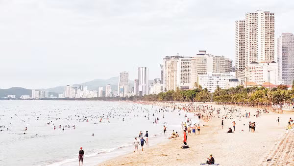 Bãi biển Trần Phú Khánh Hòa. Ảnh: Nam Anh