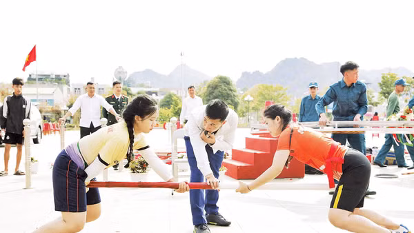 Tranh tài môn đẩy gậy tại Giải thi các môn thể thao dân tộc tỉnh Sơn La năm 2026. Ảnh: Vương Trang 
