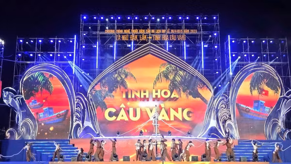 Tiết mục nghệ thuật tái hiện hành trình vươn khơi, bám biển của ngư dân.
